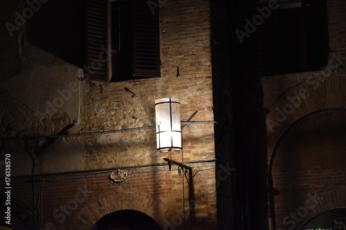 Lampione acceso che crea una luce soffusa