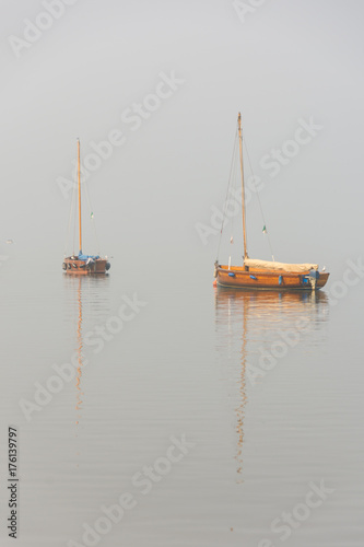 Auswandererboote bei besonderer Lichtstimmung im Nebel auf dem Steinhuder Meer