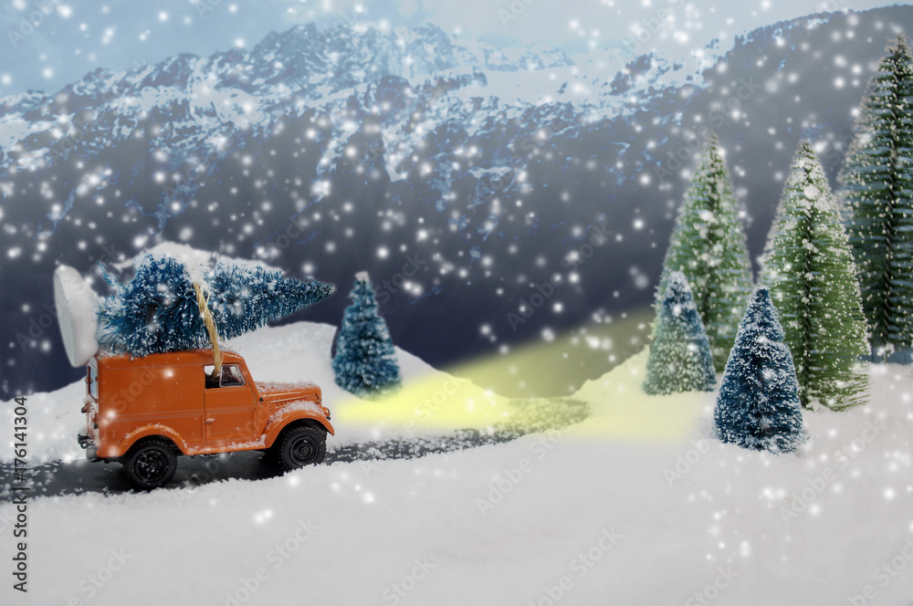 Verschneite Winterlandschaft mit Auto und Tannenbäumen Verschneite Winterlandschaft mit Auto und Tannenbäumen