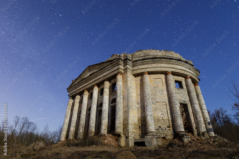 Obraz premium Old mansion with cross at starry night in Leningradskaiya Oblast