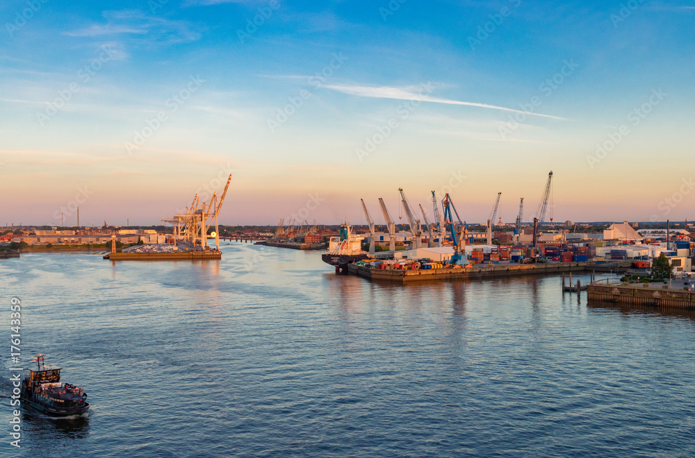 Obraz premium Hamburger Hafen im Sonnenuntergang