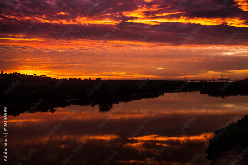 Atardecer en el rio