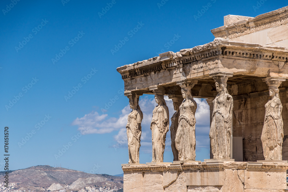 Les statues des caryatides à L'acropole d'Athenes