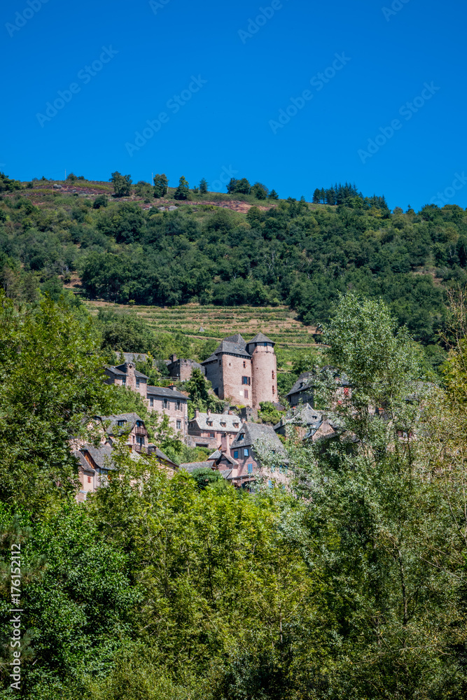 Vue sur le village de Conques en Rouergue