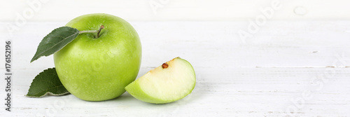 Apfel grün Obst Frucht Früchte Banner Textfreiraum auf Holzplatte
