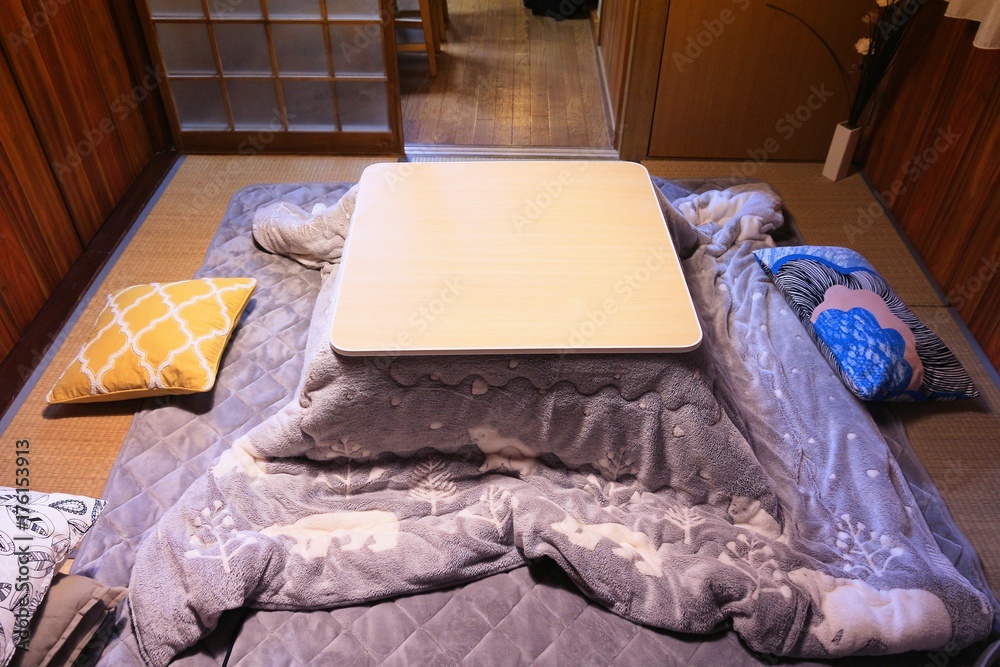 Naklejka premium Japonia kotatsu - podgrzewany stół kocowy