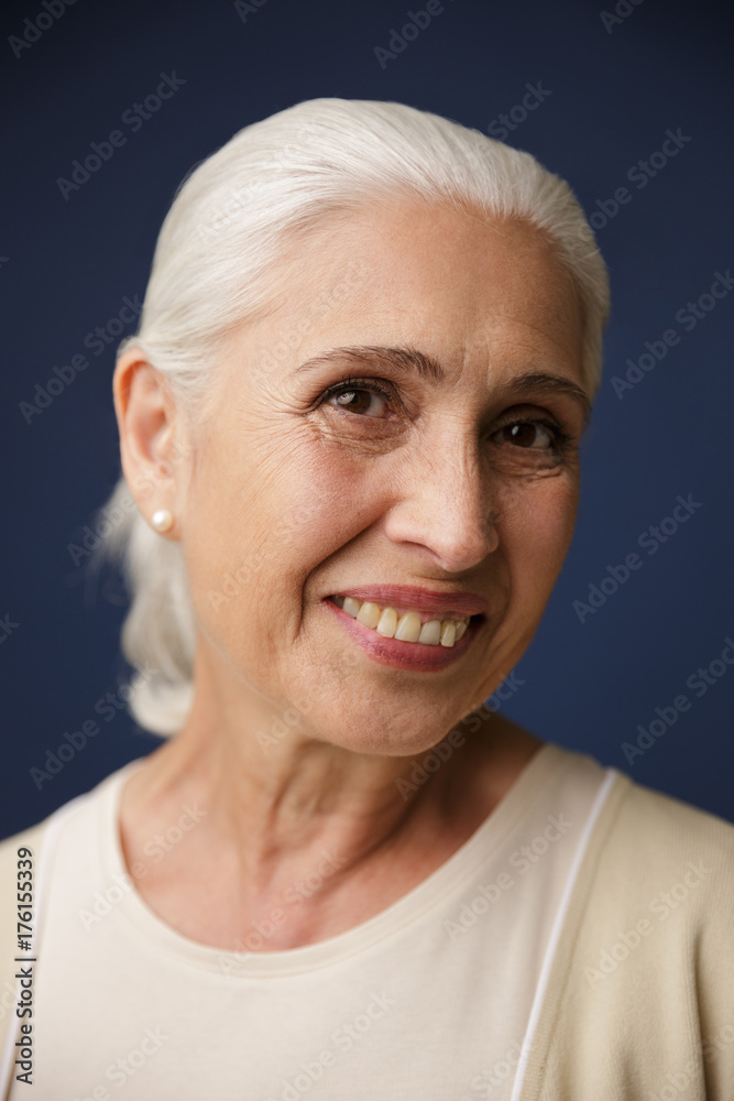 Obraz premium Close-up portrait of cheerful old woman looking at camera