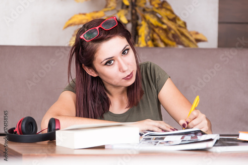 Fotografie college with hard-working young girl books.