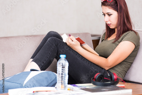 Fotografie college with hard-working young girl books.