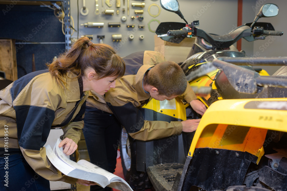 Naklejka premium naprawianie quada