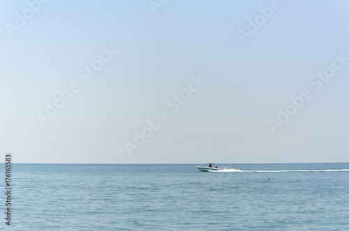 The boat floats forward © dmitriydanilov62
