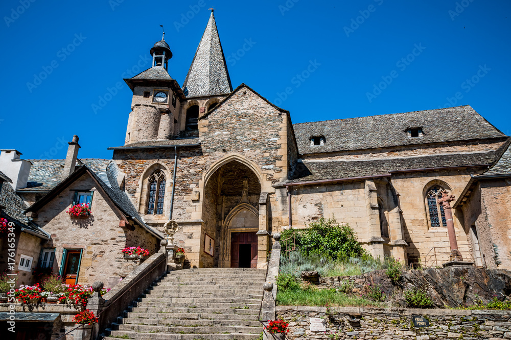 L'église Saint-Fleuret d'Estaing L'église Saint-Fleuret d'Estaing