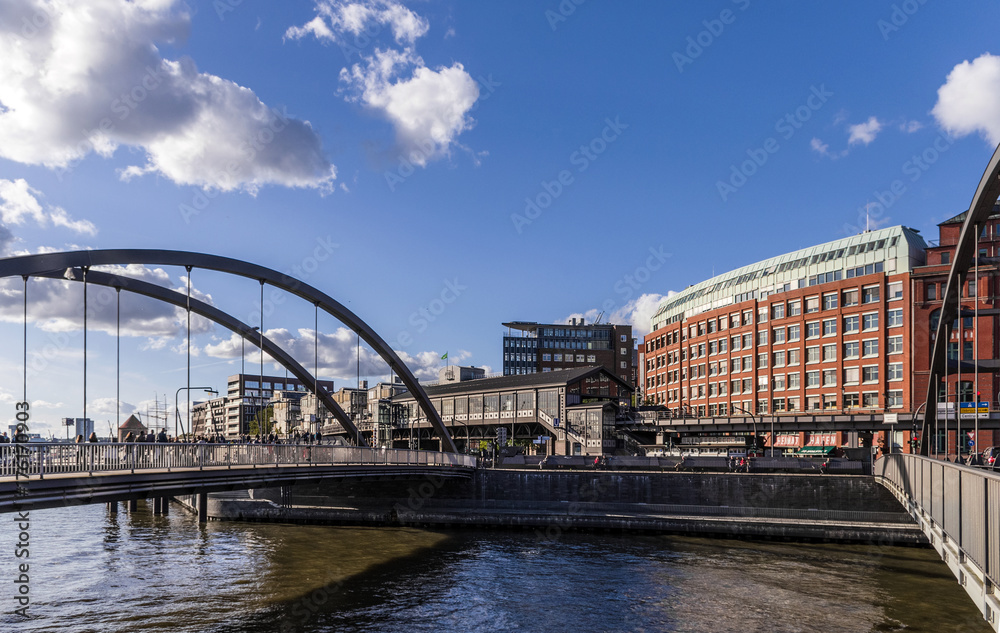Fototapeta premium Brücke an der Elbe in Hamburg