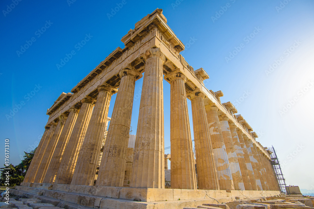 Obraz premium Parthenon temple in Athens during the sunset. Ruins of the Temple of Parthenon at the Acropolis hill in Greece