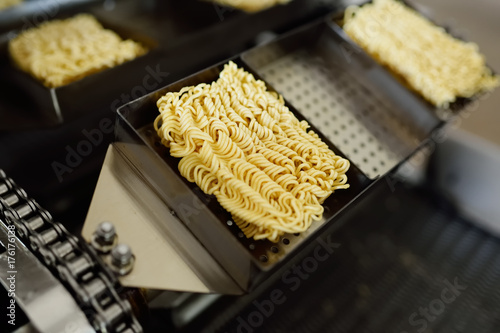 Fotografía factory for the production of instant noodles