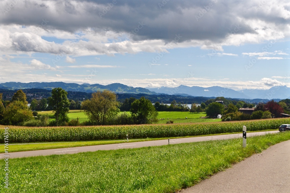 Autostrasse am Greifensee in der Gemeinde Maur  im Zürcher Oberland, Schweiz