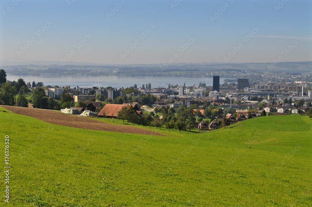 Schöne Aussicht auf die Stadt Zug und den Zugersee, in der Zentralschweiz, Schweizer Finanzstadt