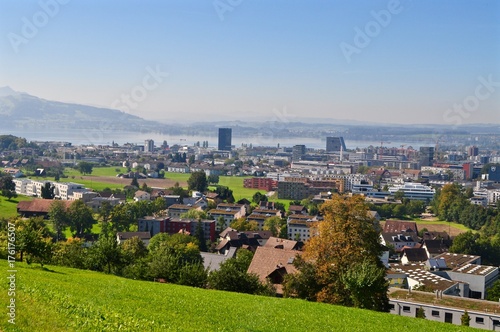 Konstfotografi Blick auf die Stadt Zug am Zugersee bis in den Aargau im Hintergrund, Schweiz