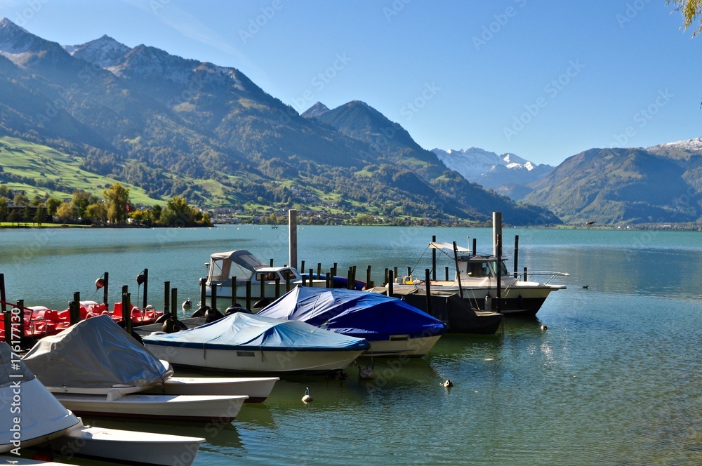 Boote an Hafen im Sarnersee, im Kanton Obwalden mit Schweizer Berge im Hintergrund