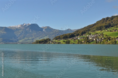 Blick über den Sarnersee bis zu den Schweizer Bergen und dem Berg Brienzer Rothorn