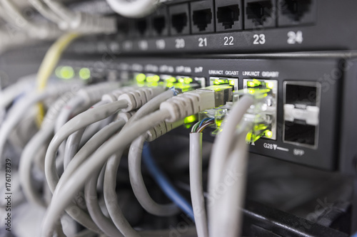 Φωτογραφία fast ethernet gigabit switch front view, dof copyspace background