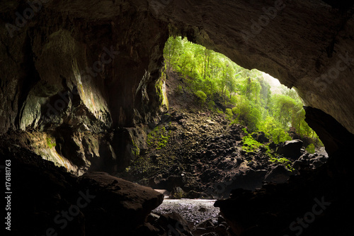 Fototapeta Naklejka Na Ścianę i Meble -  View from inside deer cave in gunung mulu national park looking outside