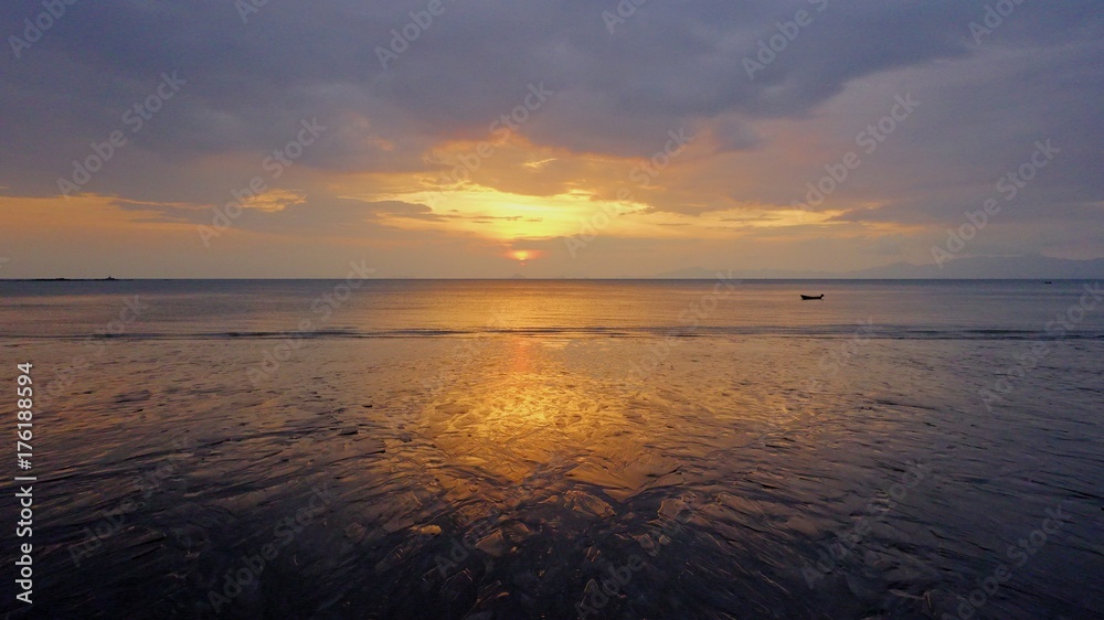 Sonnenuntergang am leeren Strand in Thailand