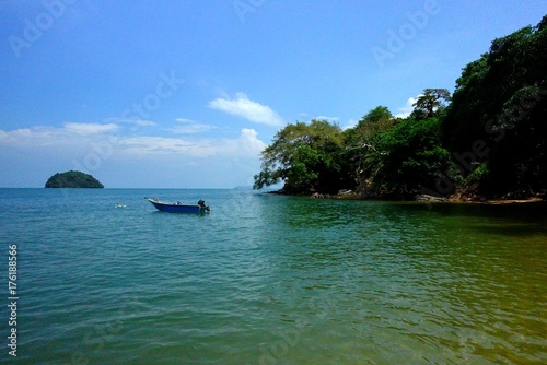 Boot vor Insel in Thailand