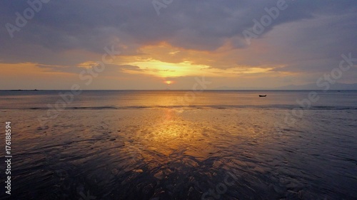 Sonnenuntergang am leeren Strand in Thailand