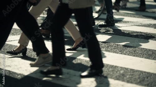 人物、通勤、ラッシュ、東京、ビジネスマン、サラリーマン、歩く、動画素材、横断歩道、足元、ハイスピード、スーパースロー