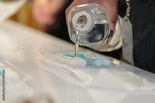 Tableau sur toile pouring normal saline into medical nursing set