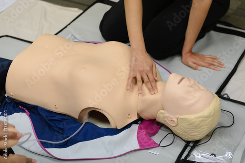 check pulse - CPR First Aid Training with CPR dummy in the class © bigy9950