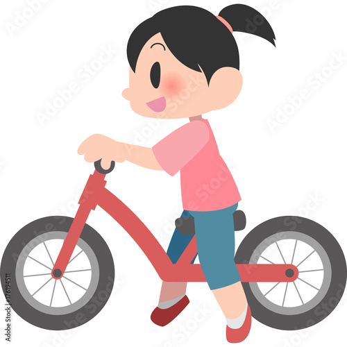 バランスバイクに乗る女の子