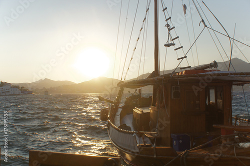 Coucher de soleil sur un caïque de pêche grec
