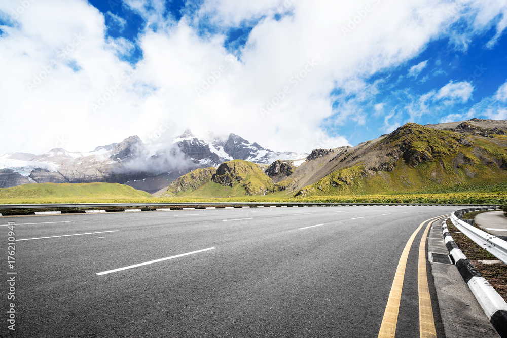 Fototapeta premium empty asphalt road with beautiful snow mountain