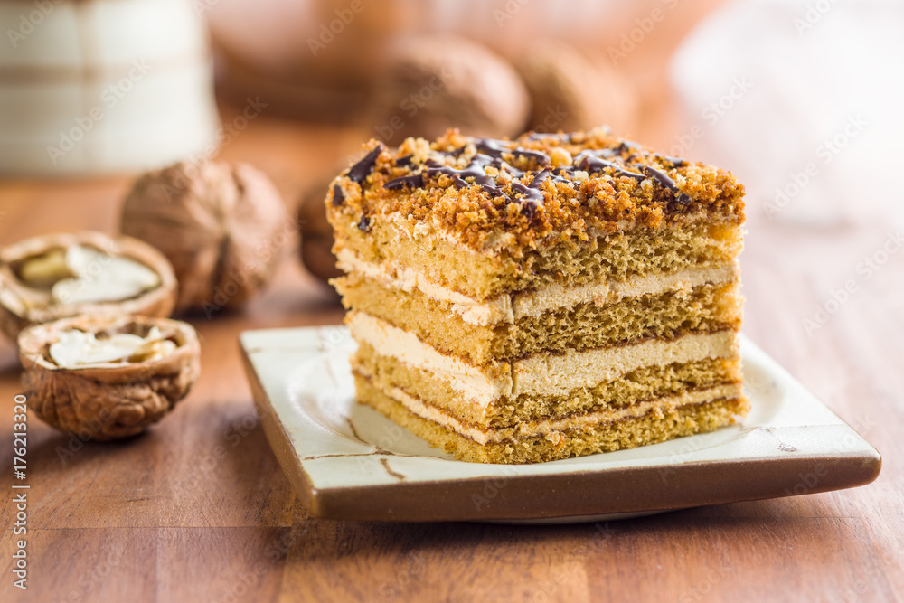 Cake with walnuts and honey.