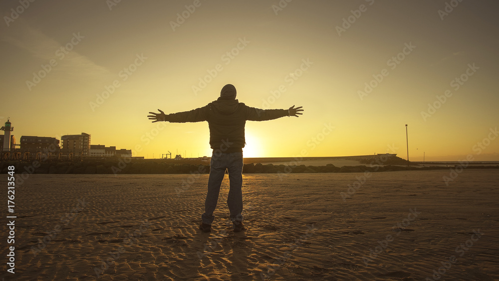 Fototapeta premium Open Arms Into The Sun