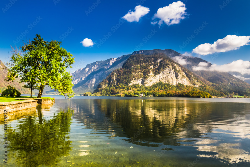 Obraz premium Lake in the summer Alps, Hallstatt, Austria