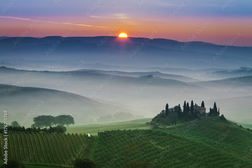 Obraz premium Stunning foggy green fields at sunset in Tuscany