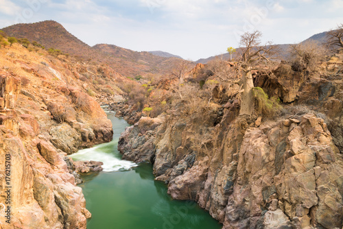 Fluss Kunene an den Epupa Wasserfällen in Namibia