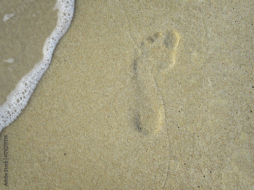 impronta umana sulla spiaggia in riva al mare