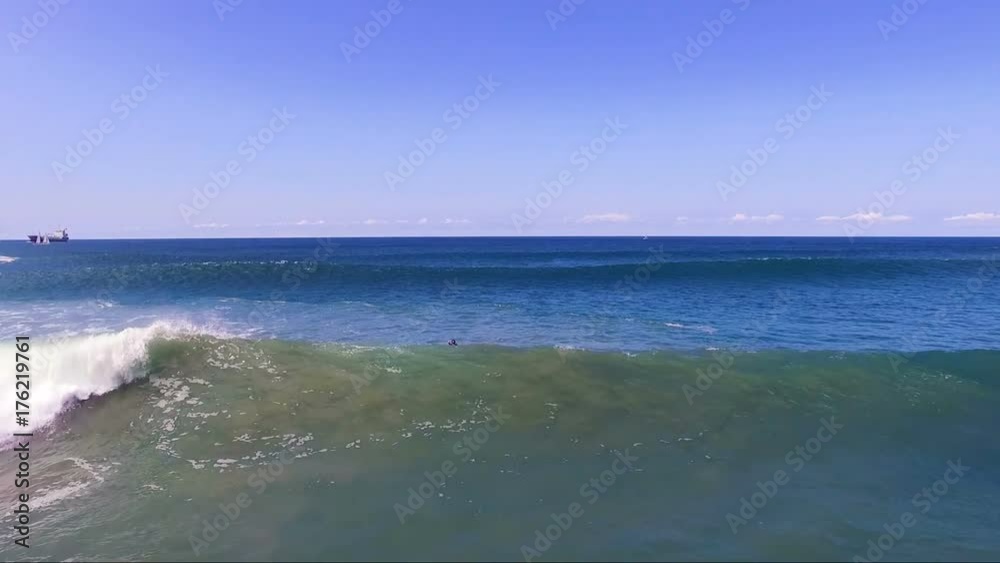 surfeur dans l'océan atlantique surfeur dans l'océan atlantique