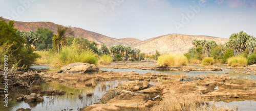 Fluss Kunene an der angolanischen Grenze, Provinz Kunene, Namibia, Panorama