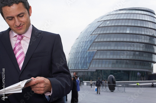 Φωτογραφία Business man reading news paper