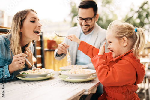 Leinwand Poster Family enjoying pasta