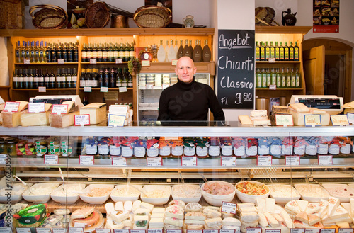 Cuadro en lienzo cheese, wine store owner in shop