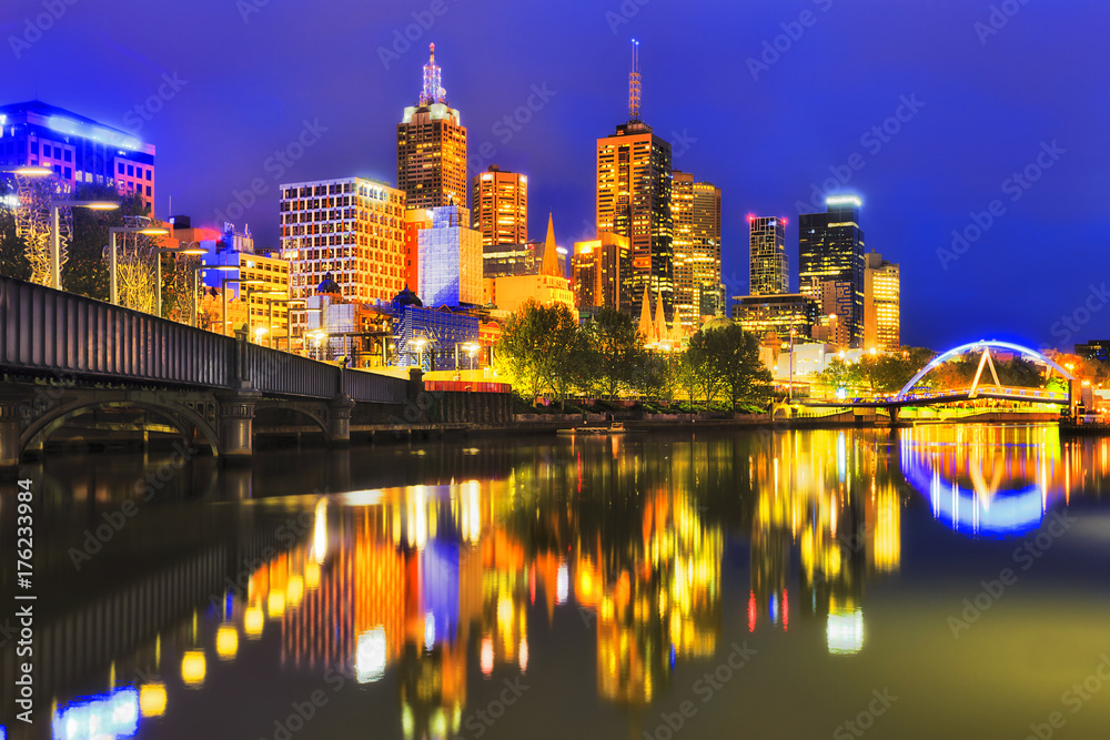 Fototapeta premium Me CBD Yarra Reflect Dark
