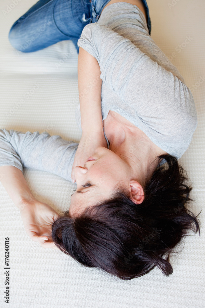 Fotografie woman lying on bed