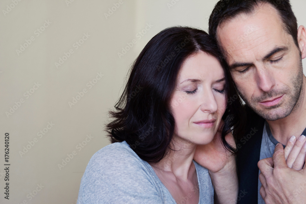 Fotografie couple holding hands eyes closed