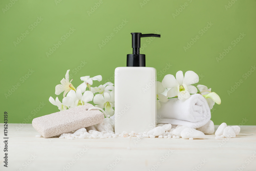 SPA Decoration. Spa composition with cosmetic bottle over green. - obrazy, fototapety, plakaty 